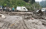 Des secouristes inspectent le site d'un vilage inondé le 14 août 2025, dans le district de Kishtwar en Inde