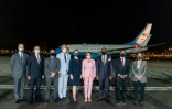 Photo diffusée par le ministère des Affaires étrangères de Taïwan montrant Nancy Pelosi, la présidente de la Chambre des représentants des États-Unis avec sa délégation à l'aéroport Sungshan, à Taipei, le 2 août 2022