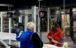 Anastassiia Jmoutska achète du fromage dans un supermarché, après son travail, le 13 octobre 2026 à Kiev, en Ukraine