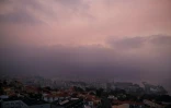 Un nuage de fumée recouvre la ville de Funchal sur l'île de Madère où les incendies ont été maîtrisés, le 11 août 2016