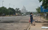 Les restes d'une barricade à Yamoussoukro le 4 novembre 2020, au lendemain d'une journée de violences post-électorales 