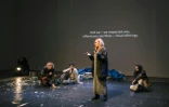 La metteuse en scène Maja Mitic (c) dirige les acteurs pendant une répétition de la pièce "Les Troyennes" au Centre de décontamination culturelle de Belgrade, le 21 novembre 2024 en Serbie