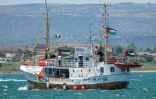 Le Handala, un nouveau bateau  transportant des militants pro-palestiniens et de l'aide humanitaire, quitte Syracuse, en Sicile, à destination de Gaza, le 13 juillet 2025