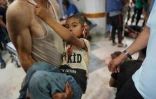 Un enfant palestinien blessé est transporté à l'hôpital Nasser de  Khan Younès, dans le sud de la bande de Gaza, le 9 juillet 2024, après une frappe sur une école proche
