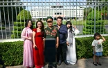 Une famille pose au côté d'un ancien combattant de la guerre du Vietnam devant le Palais de l'Indépendance, le 29 avril 2025 à Ho Chi Minh Ville