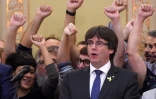 Carles Puigdemont, le président catalan destitué  chante l'hymne national catalan le 27 octobre 2017, avec ses partisans à Barcelone 