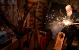 Stipe Pleic, alias Ragnar Kavurson de son nom Viking, travaille le métal dans son atelier pour fabriquer une arme viking, le 5 janvier 2022 à Tomislavgrad, en Bosnie-Herzégovine