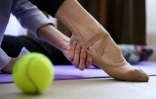 Margarita Chraïner, danseuse du Bolchoï, masse ses pieds avant une séance d'entraînement dans la chambre de son appartement, le 29 avril 2020 à Moscou