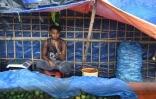 Un réfugié Rohingya vend des légumes dans le camp de Kutupalong à Ukhia, au Bangladesh, le 13 août 2022
