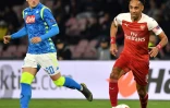 L'attaquant d'Arsenal Pierre-Emerick Aubameyang (d) conduit le ballon sous les yeux du milieu polonais de Naples Piotr Zielinski en quart de finale retour de la Ligue Europa, le 18 avril 2019 au stade San Paolo Ă Naples