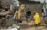 Photo transmise par la municipalité brésilienne de Recife montrant des habitants constatnt les dégâts après les pluies torrentielles et les glissements de terrain qui ont frappé le nord-est du Brésil, le 28 mai 2022