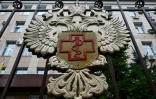 Le blason de l'agence sanitaire russe Rospotrebnadzor, sur les grilles de son siège à Moscou le 5 octobre 2026