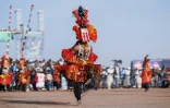 Danse des masques de l’ethnie dogon lors d'un festival à Bamako, le 1er février 2025 