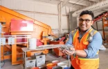 Le patron de l'entreprise We Recycle Solar Adam Saghei dans son usine de recyclage à Yuma, dans l'Etat américain de l'Arizona, le 6 décembre 2023