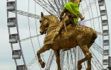 La statue de Jeanne d'Arc revêtue d'un gilet jaune le 17 ovembre à Paris