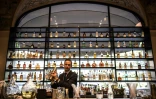 Un barman de l'hôtel Lutetia à Paris, le 6 juillet 2018, rouvert après 4 ans de travaux