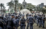 Des policiers déployés avant des manifestations prévues par le mouvement March and March, le 30 juin 2026 à Durban, contre la présence de migrants sans papiers en Afrique du Sud