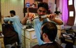Un coiffeur aux petits soins pour son client, à Hérat en Afghanistan le 19 septembre 2021
