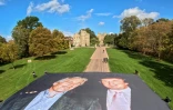 Photo diffusée par le collectif britannique "Tout le monde déteste Elon" montrant des militants déployant une photo géante du président américain Donald Trump et de Jeffrey Epstein, à l'extérieur du château de Windsor, le 15 septembre 2025, à Windsor
