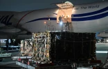 Déchargement d'un avion chargé de matériel d'assistance militaire envoyé par les Etats-Unis à l'Ukraine, à l'aéroport de Kiev-Boryspil, le 25 janvier 2022.