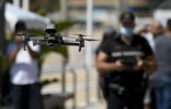 La police municipale utilise des drones pour faire respecter les mesures sanitaires, le 22 juin 2020 à Lloret de Mar, en Espagne