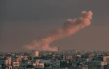 Photo prise de Rafah, au sud de la bande de Gaza, montrant de la fumée qui s'élève au-dessus de à Khan Younès, après un bombardement israélien le 5 février 2024
