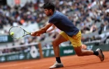 L'Espagnol Carlos Alcaraz en huitième de finale de Roland-Garros contre le Canadien Felix Auger-Aliassime sur le court Philippe-Chatrier le 2 juin 2024 à Paris