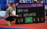 Le perchiste suédois Armand Duplantis après avoir battu son propre record du monde, le 7 mars 2022 à Belgrade