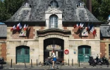 Une cycliste passe devant l'hôpital Saint-Louis à Paris en juillet 2018
