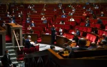 Le Premier ministre Edouard Philippe (c) s'adresse aux députés, à l'Assemblée nationale, le 26 mai 2020