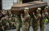 Des soldats ukrainiens portent le cercueil d'un de leurs camarades tué au combat, le 16 mai 2023 à Lviv