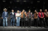 (g-d) Les candidats démocrates Bobby Pulido, James Talarico et Gina Hinojosa, et des membres du groupe norteño mexicain "Los Tigres del Norte" lors d'un rassemblement de campagne pour les élections de mi-mandat à Weslaco, au Texas, le 25 octobre 2026