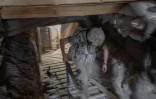 Un soldat ukrainien dans un abri souterrain près de la ligne de front, le 20 août 2022 dans le sud de l'Ukraine