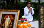 Une femme attristée par la mort du roi Bhumibol Adulyadej, lui rend hommage à l'hôpital Siriraj de Bangkok, le 14 octobre 2016.