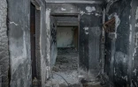 Les vestiges d'une maison brûlée lors du feu de forêt de 2018 à Neos Voutzas, en périphérie d'Athènes, le 10 juin 2026 en Grèce