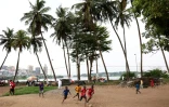 Des enfants jouent au football à Abidjan le 12 janvier 2024 à la veille du match d'ouverture de la 34e CAN