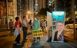Un candidat pro-démocratie à Hong Kong, Andrew Chiu, serre la main d'électeurs le 24 novembre 2019
