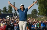 L'Anglais Tommy Fleetwood, fête le point de la victoire pour l'Europe en Ryder Cup face aux Américains, le 1er octobre 2023 à Rome