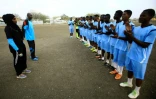 La Soudanaise Salma al-Majidi, première coach d'un club de foot, applaudie par les joueurs du club régional Al-Ahly, le 17 février 2018 à Al-Gadaref, à l'est de Khartoum