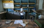 Un employé dans une "bodega", une épicerie à prix subventionnés, le 5 octobre 2026 à La Havane, à Cuba