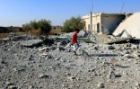 Un enfant syrien ayant fuit les combats du centre-ville de Raqa, marche dans les gravats dans le quartier de Sabahiya où il s'est réfugié, le 14 août 2017