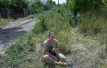 Une militaire ukrainienne au repos dans lest de l'Ukraine, le 26 juillet 2022