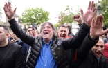 Des partisans de l'ex-rebelle kosovar Ramush Haradinaj jubilent devant le tribunal de Colmar en France qui a rejeté son extradition vers la Serbie, le 27 avril 2017