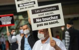 Des manifestants turcs brandissent des pancartes écrites en français contre le président Emmanuel Macron, le 27 octobre 2020 à Istanbul