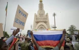 Des partisans du coup d'Etat au Mali brandissent un drapeau russe lors d'une manifestation à Bamako le 28 mai 2021