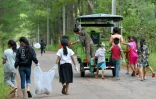 Les écoliers de la Coconut School collectent des déchets pour leur école, le 1er octobre 2018 à Kirirom, au Cambodge