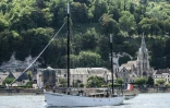 Le deux-mâts français "Etoile Molène" sur la Seine navigue pour rejoindre Rouen et participer à la 8e édition de l'Armada, le 7 juin 2023