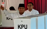 Le général Prabowo Subianto se prépare à déposer son bulletin de vote dans l'urne, à Bogor le 17 avril 2019