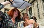 La metteure en scène Anne-Laure Liégeois et l'ex-ministre de la Justice Christiane Taubira à Avignon, le 8 juillet 2017