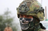 Un militaire participant à une opération contre l'extraction minière illégale à Buenos Aires, dans la province d'Imbabura, en Equateur, le 27 mai 2026